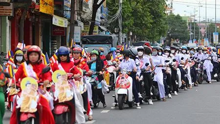 Tin nóng chiều 12/8: Vu Lan ‘Hoa hồng xuống phố’ ở Nha Trang để ghi nhớ công ơn sinh thành