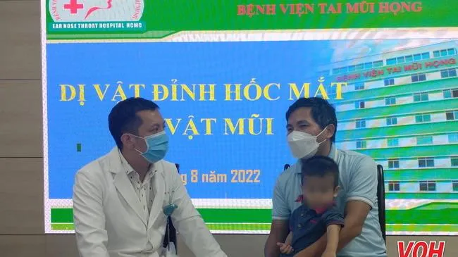 Lấy con vắt dài 4cm nằm trong hốc mũi bé trai