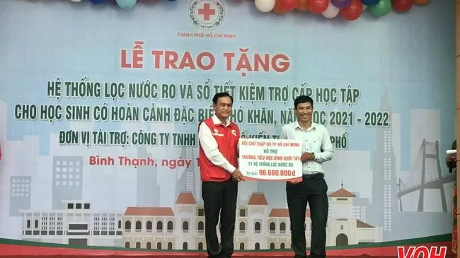 Trao tặng học bổng cho học sinh vượt khó hiếu học bị ảnh hưởng dịch bệnh COVID-19