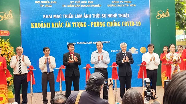 Triển lãm ảnh “Khoảnh khắc ấn tượng - Phòng chống COVID-19”