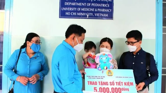 Chăm lo cho bệnh nhi là con đoàn viên mắc bệnh hiểm nghèo