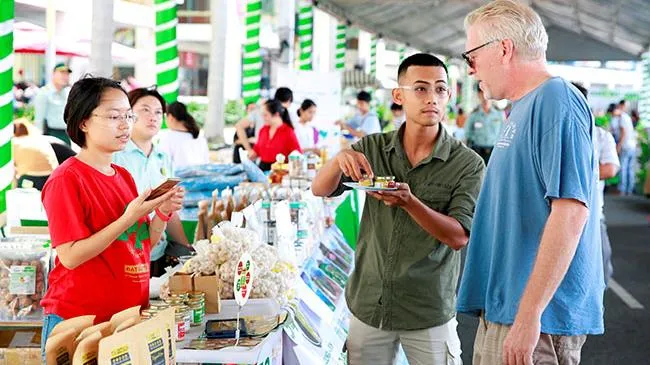 Đổi sách cũ, pin cũ lấy sữa tại ngày Hội Xanh Phú Mỹ Hưng 2022