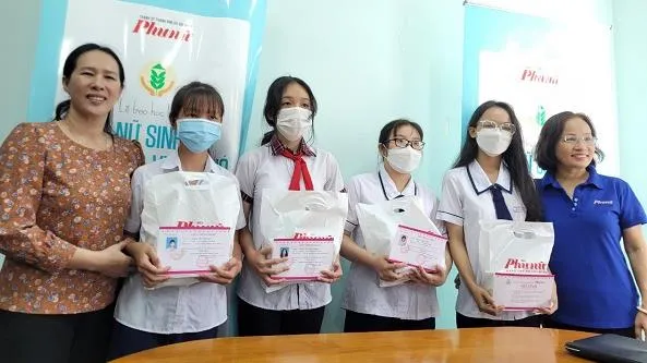 Tặng 20 suất học bổng “Vì nữ sinh hiếu học vượt khó”