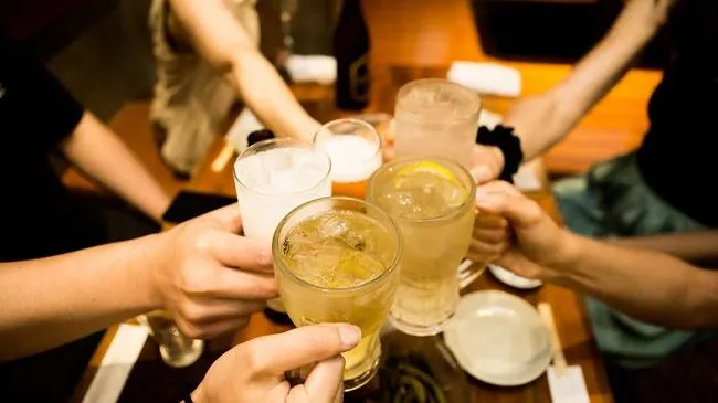 Nhật Bản khuyến khích người dân uống bia rượu, vì sao?