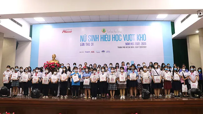 TPHCM: Trao 255 suất học bổng cho nữ sinh hiếu học vượt khó