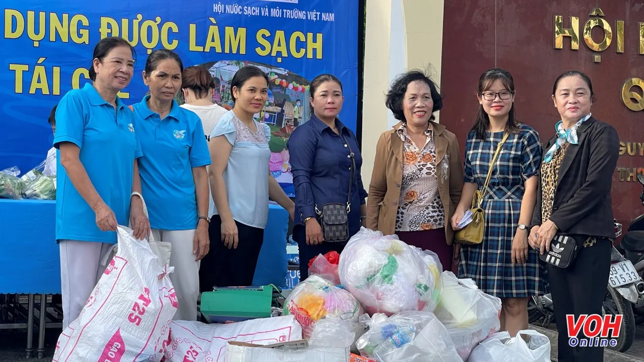 Phụ nữ quận Gò Vấp tham gia “Ngày hội tái chế, đổi rác lấy quà”