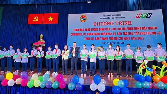 Trao tặng học bổng Lương Định Của cho con hội viên nông dân nghèo, cận nghèo, hoàn cảnh khó khăn
