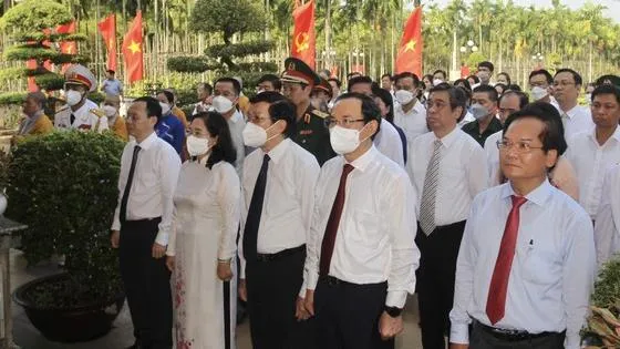 Lãnh đạo TPHCM dâng hoa, dâng hương tại 3 địa danh lịch sử của huyện Hóc Môn