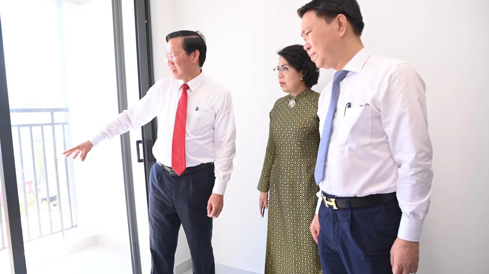 Chủ tịch Phan Văn Mãi dự lễ Bàn giao căn hộ tái định cư cho người dân tại chung cư Cô Giang