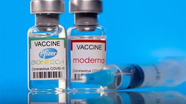 FDA cấp phép vắc xin ngừa Omicron của Moderna và Pfizer