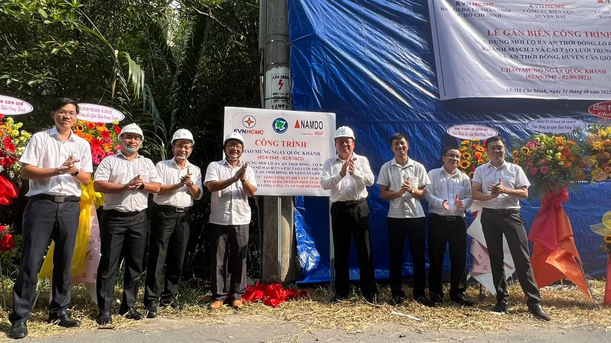 Ngành điện TPHCM gắn biển công trình cấp điện chào mừng Quốc khánh 2/9