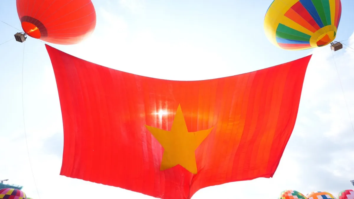 Đại kỳ 1.800m vuông bay giữa bầu trời TPHCM ngày Quốc khánh 2/9