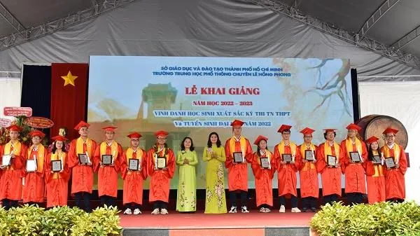 Lãnh đạo TPHCM dự khai giảng tại Trường THPT chuyên Lê Hồng Phong