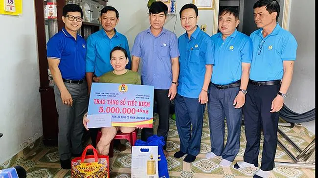 Tặng sổ tiết kiệm cho công nhân bị tai nạn lao động gặp nhiều khó khăn