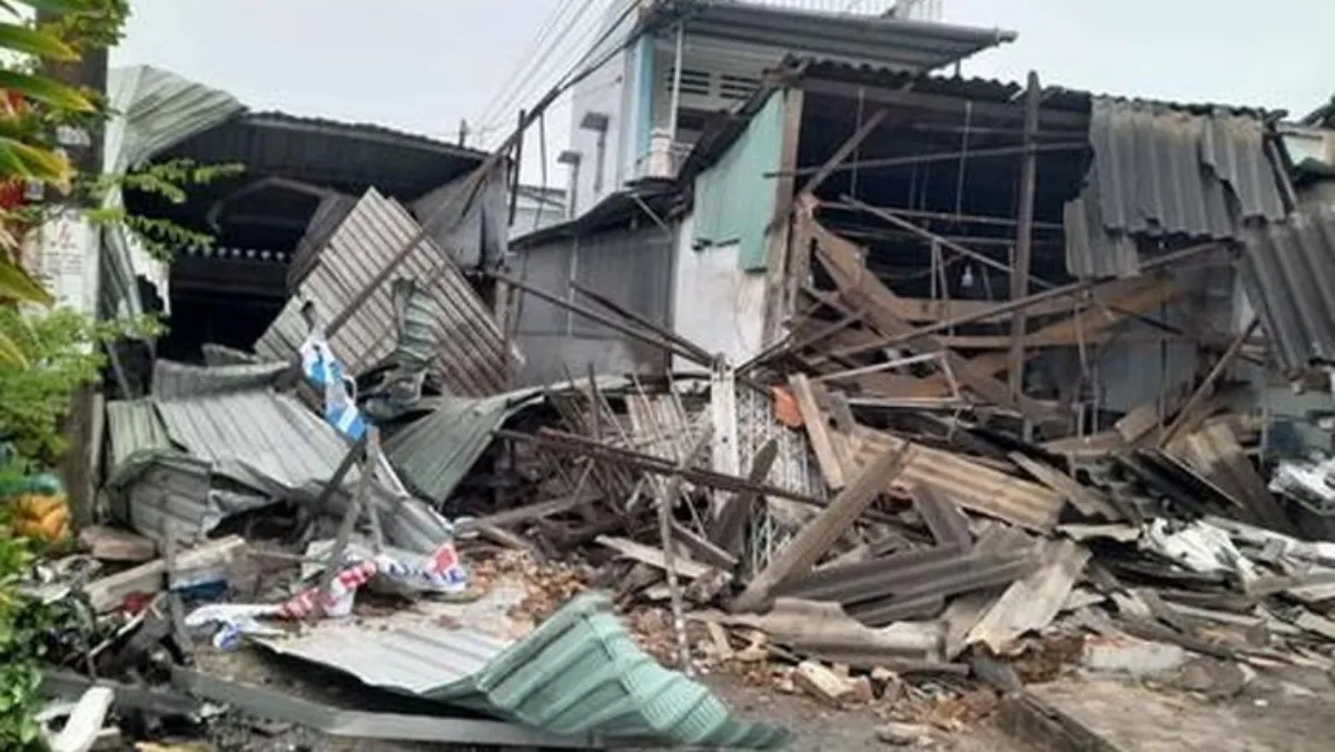 Tin tức tai nạn giao thông hôm nay: Xe tải tông sập 2 nhà dân lúc rạng sáng