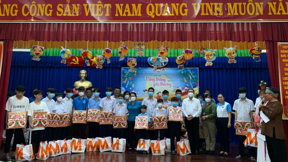 Vầng trăng yêu thương lan tỏa đến từng xóm nhỏ