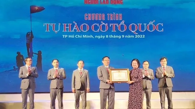 Chương trình “Một triệu lá cờ Tổ Quốc cùng ngư dân bám biển” vượt mốc sau 3 năm