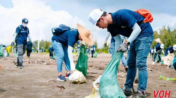 Tình nguyện viên thu gom rác, làm sạch bãi biển Cần Giờ