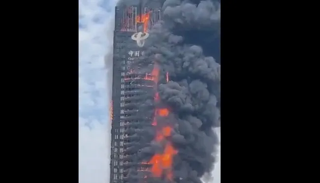 Cháy lớn tại tòa nhà chọc trời Trung Quốc