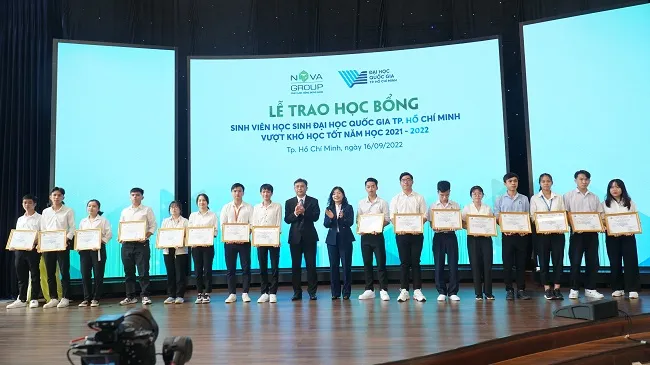 Trao 200 suất học bổng cho sinh viên vượt khó học tốt năm học 2021-2022