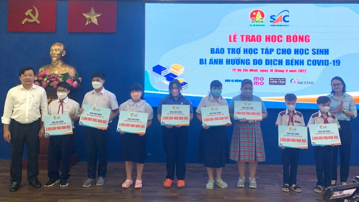 Lễ trao tặng học bổng bảo trợ học tập cho học sinh bị ảnh hưởng do dịch bệnh Covid-19