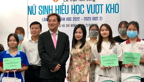 Trao 15 suất học bổng “Nữ sinh hiếu học vượt khó” cho sinh viên mồ côi vì Covid -19