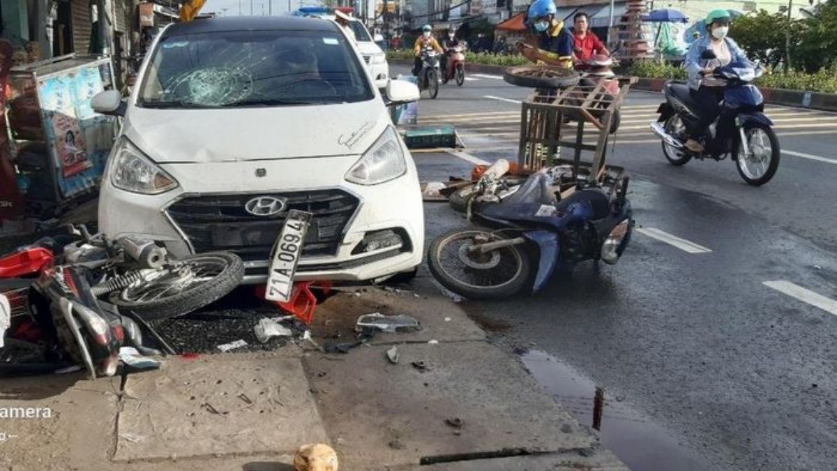 Tin tức tai nạn giao thông hôm nay 22/9/2022: Ôtô tông 2 xe máy, 2 người nguy kịch