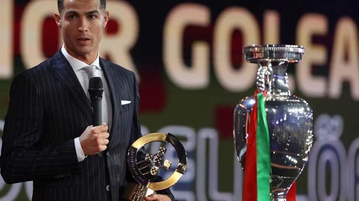 Tin bóng đá hôm nay: Ronaldo nhận giải thưởng cao quý