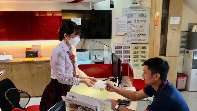 Người dân chuộng mua ngoại tệ online, nhận ngoại tệ mặt