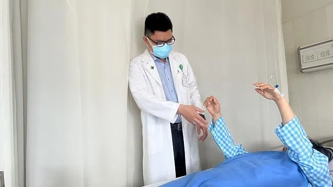 Cứu bệnh nhân nữ khỏi yếu liệt khi nhập viện trong khung giờ vàng