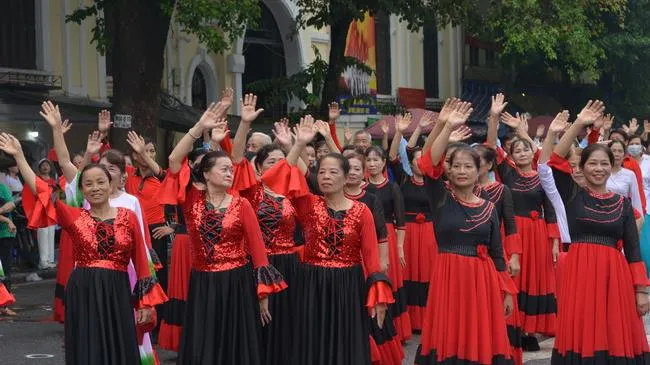 Hàng ngàn người cao tuổi Hà Nội tham gia đồng diễn dưỡng sinh chào mừng Quốc tế người cao tuổi