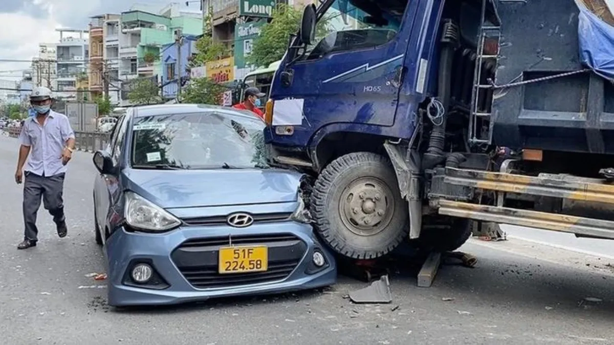 Tin tức tai nạn giao thông hôm nay: Xe ben cày nát dải phân cách, tông vào ôtô