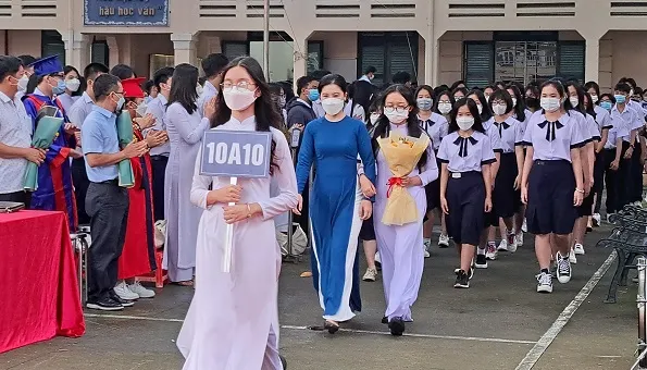 Trường học phải lập dự toán và xây dựng phương án sử dụng khoản thu học phí