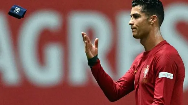 Tin bóng đá hôm nay: Ronaldo lại ném băng đội trưởng Bồ Đào Nha