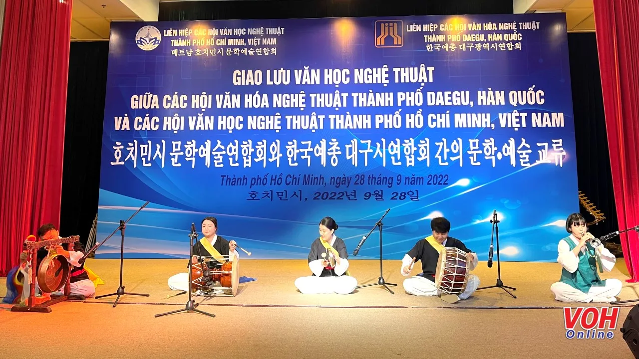 TPHCM và Hàn Quốc in chung Tập thơ tình Cây tâm hồn