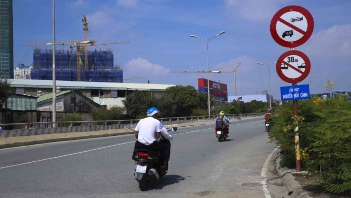 Cấm tất cả các loại xe lưu thông trên cầu vượt Nguyễn Hữu Cảnh