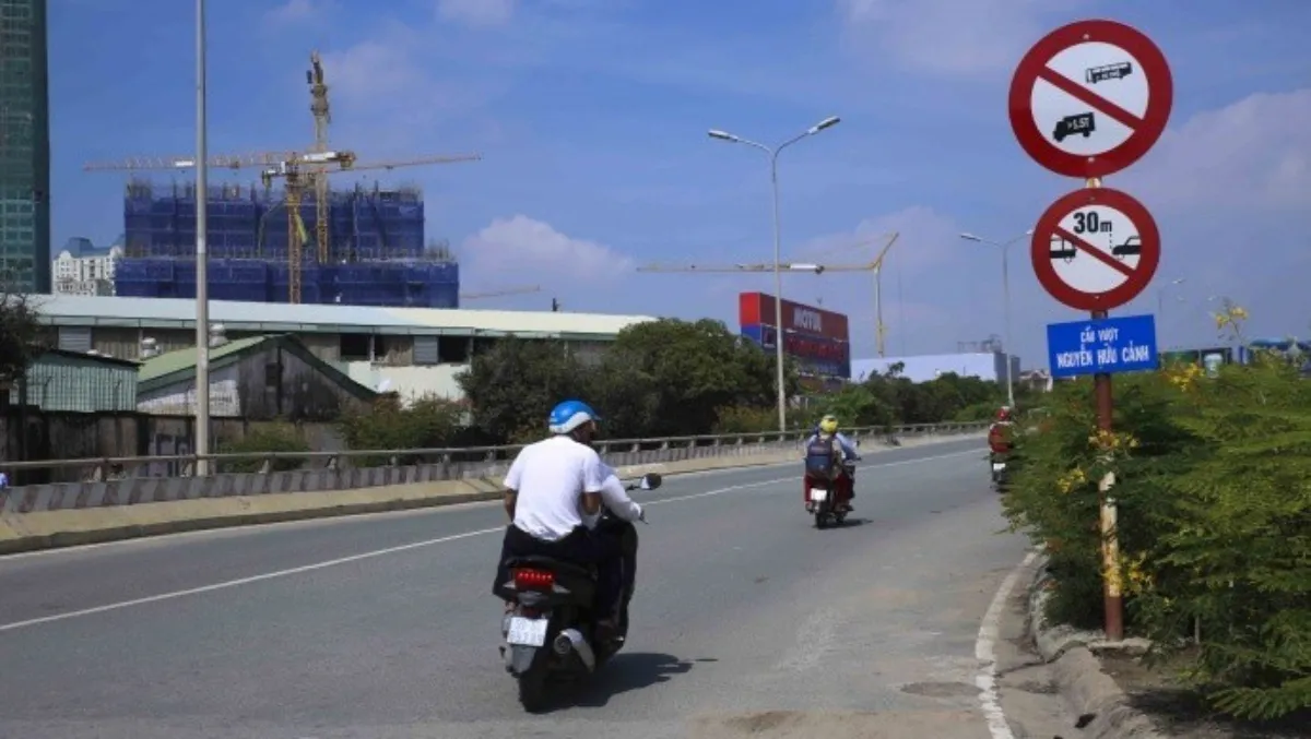 Chủ tịch UBND TPHCM chỉ đạo khẩn về sự cố cầu vượt Nguyễn Hữu Cảnh