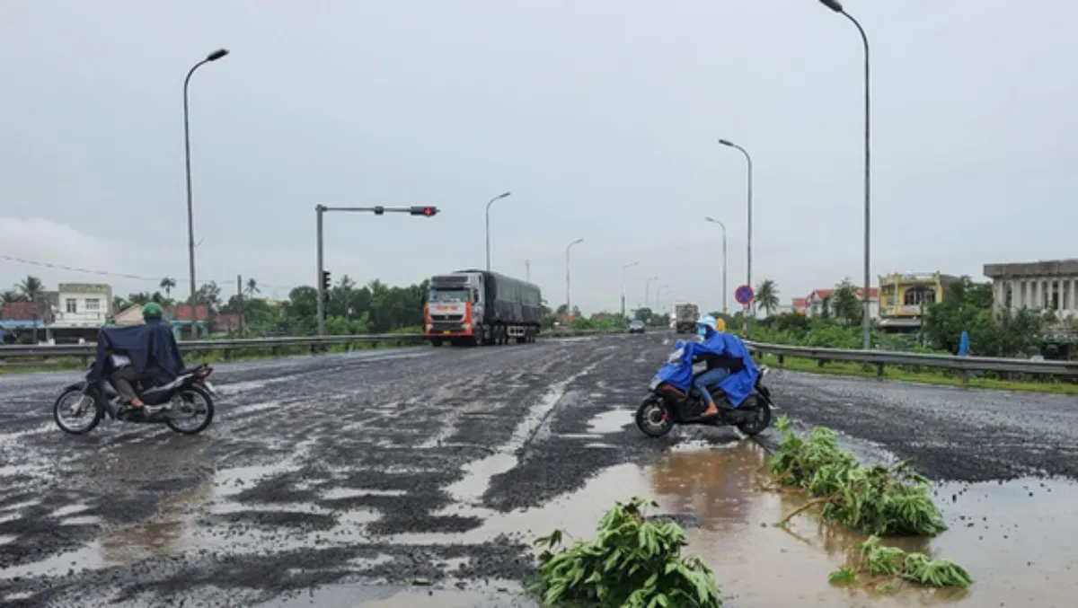 Quốc lộ 1 đoạn qua Phú Yên xuất hiện nhiều ổ gà, hố sâu