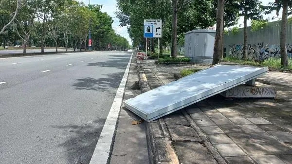 Biển báo tuyên truyền bị mục chân, ngã đổ trên đường Mai Chí Thọ