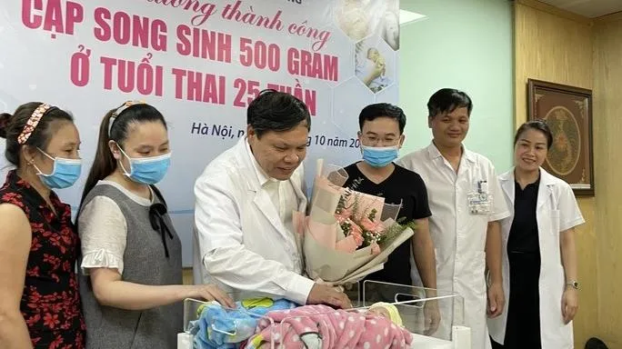 Lần đầu tiên nuôi thành công cặp song sinh sinh non ở tuần 25, chỉ nặng 500g mỗi bé