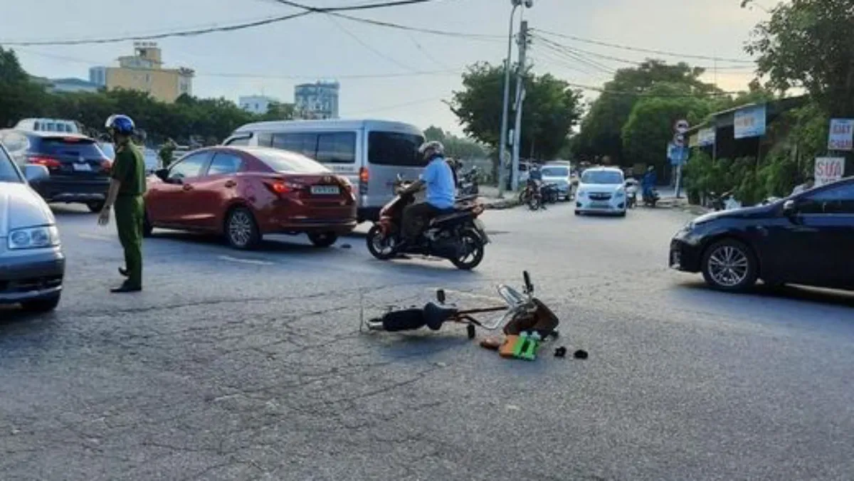 Ôtô tông văng xe đạp, 3 người phụ nữ nguy kịch