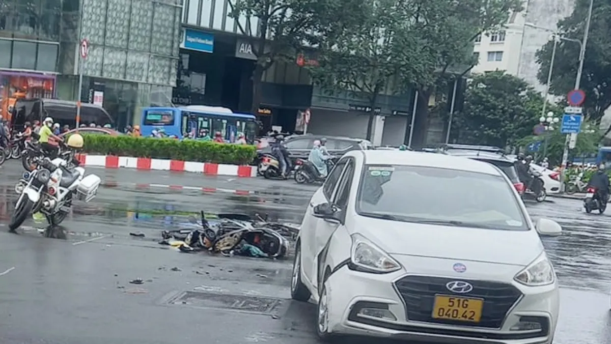 TPHCM: Va chạm xe ôtô, xe máy biến dạng