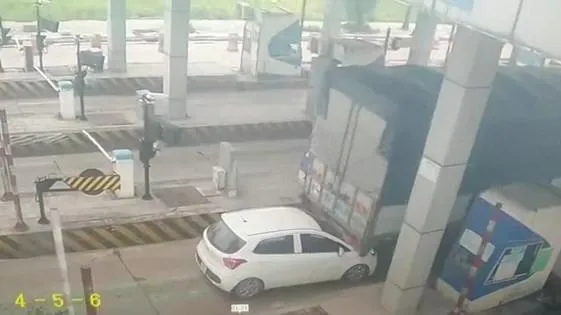 Xe ô tô con húc xe tải tại trạm thu phí