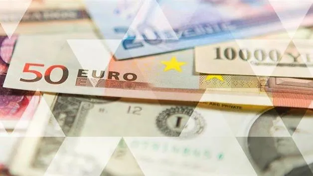 Euro và bảng Anh tiếp tục giảm mạnh