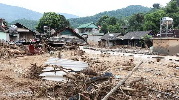 Nghệ An: Nhiều nhà dân vùng lũ quét xuất hiện vết nứt
