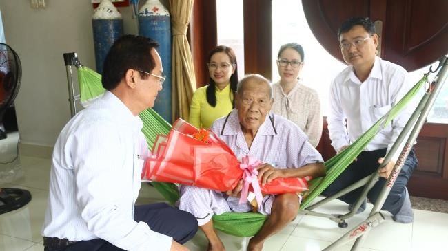 Thăm, tặng quà các đồng chí nguyên lãnh đạo huyện Hóc Môn