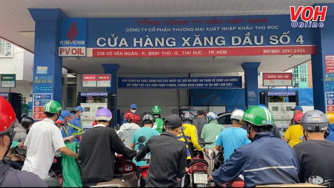 Mòn mỏi chờ đổ xăng