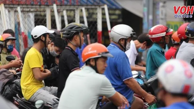 Người dân vất vả chờ đổ xăng: Sở Công Thương TPHCM nói gì?