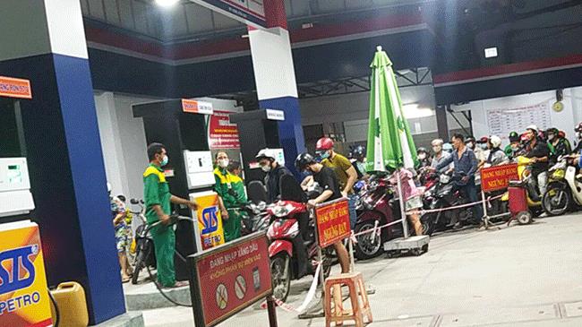 TPHCM: Nhiều cửa hàng tạm hết xăng, nhưng vẫn mở cửa bán dầu