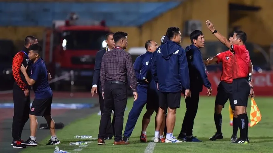 Trợ lý can ngăn HLV Chu Đình Nghiêm phản ứng trọng tài